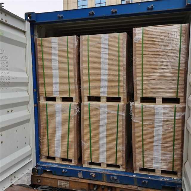 Papier semi-brillant auto-adhésif 80 g/m² avec adhésif à base d'eau/adhésif thermofusible. 